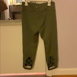 Women’s cropped fitness leggings